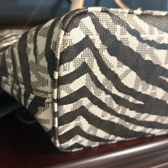 Michael Kors (MK) Vanilla Zebra Stripe Tote Bag Purse Hand Bag Handbag - Picture 8 of 10